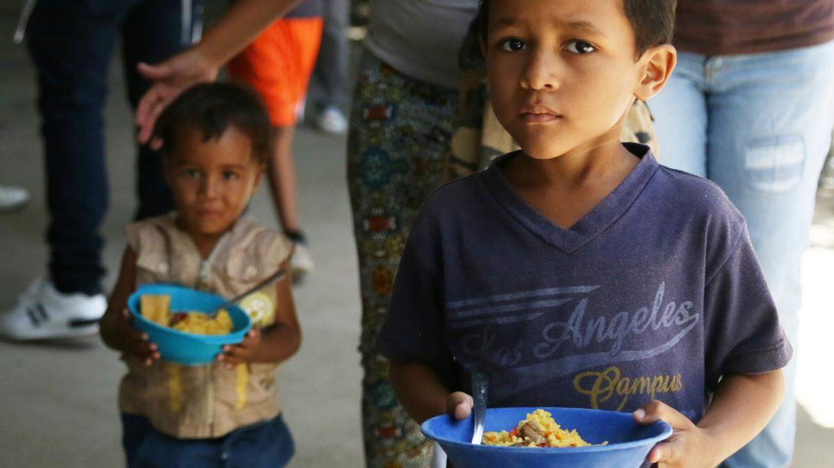 Venezolanos, que han migrado a Colombia por la crisis económica, hacen fila en los centros de alimentación en Cúcuta, sirviendo desayuno y almuerzo a aquellas personas que no pueden alimentar a sus familias de otra manera Photo/Food For The Poor