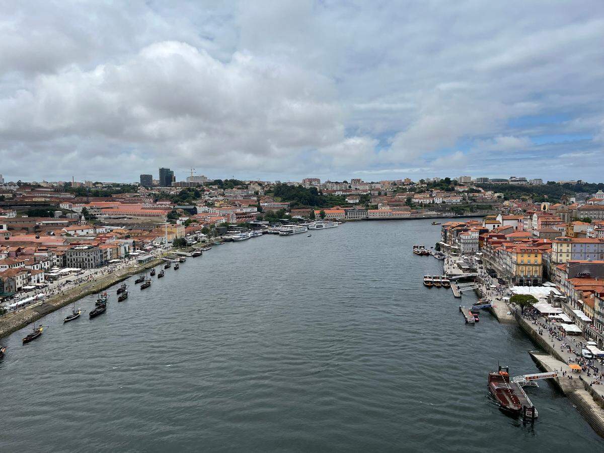 El Duero desde el Puente Don Luis I, con Vila Nova de Gaia en la orilla izquierda y Oporto en la derecha.