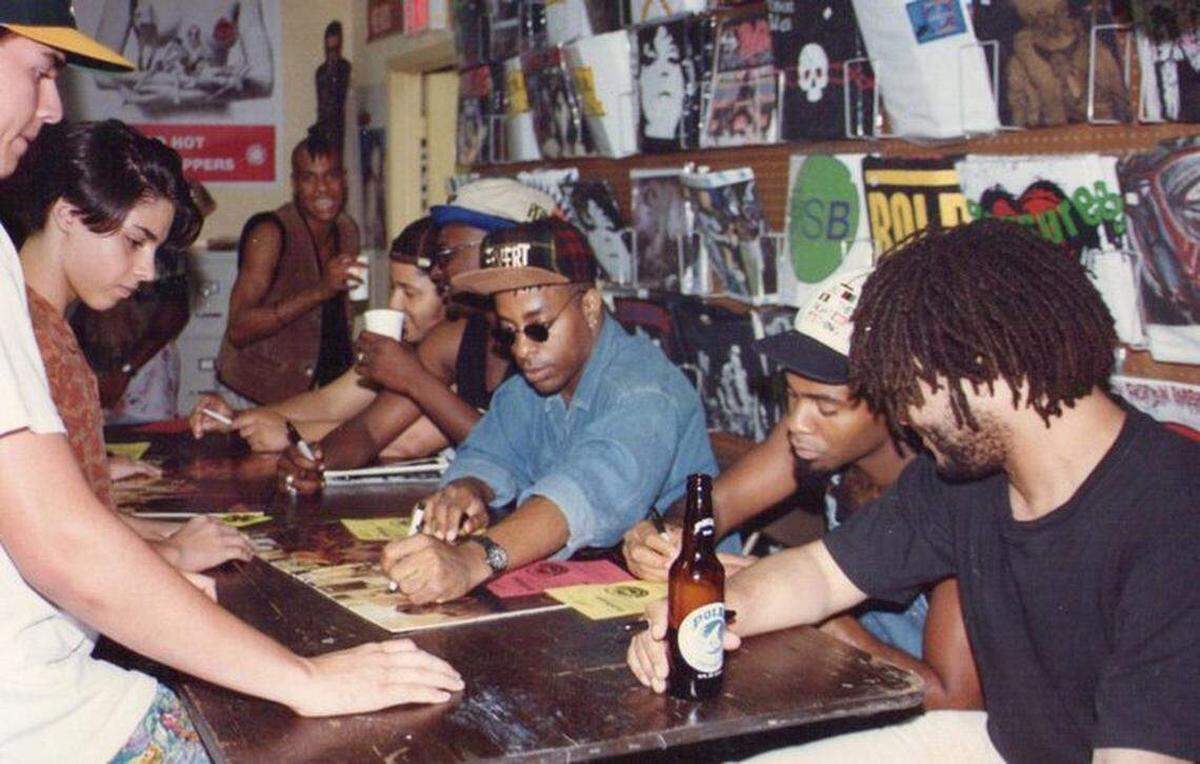 La banda californiana de ska-rock, Fishbone, firma pósteres y álbumes en Yesterday & Today Records durante una presentación en la tienda a principios de la década del 90 en el centro comercial Red Bird.