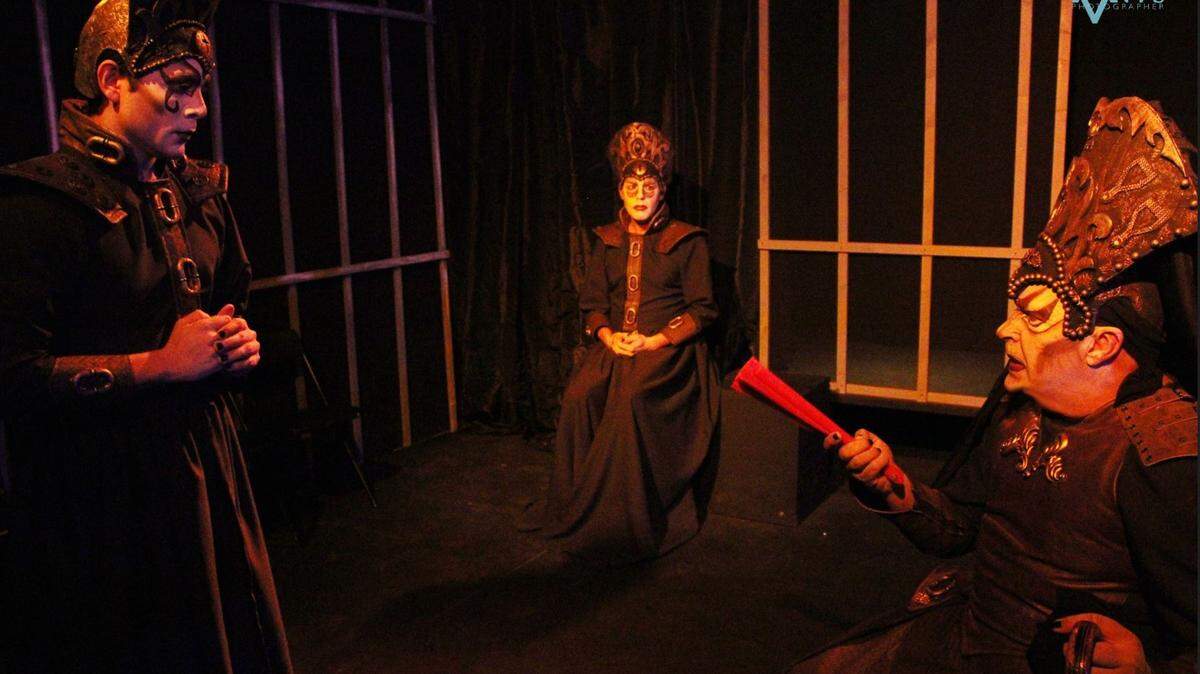 Rafael Farello (Adela) Rei Prado (Amelia) y Juan Roca (Bernarda) en la obra ‘Bernarda’, que sube a escena en la sede del grupo Havanafama. 