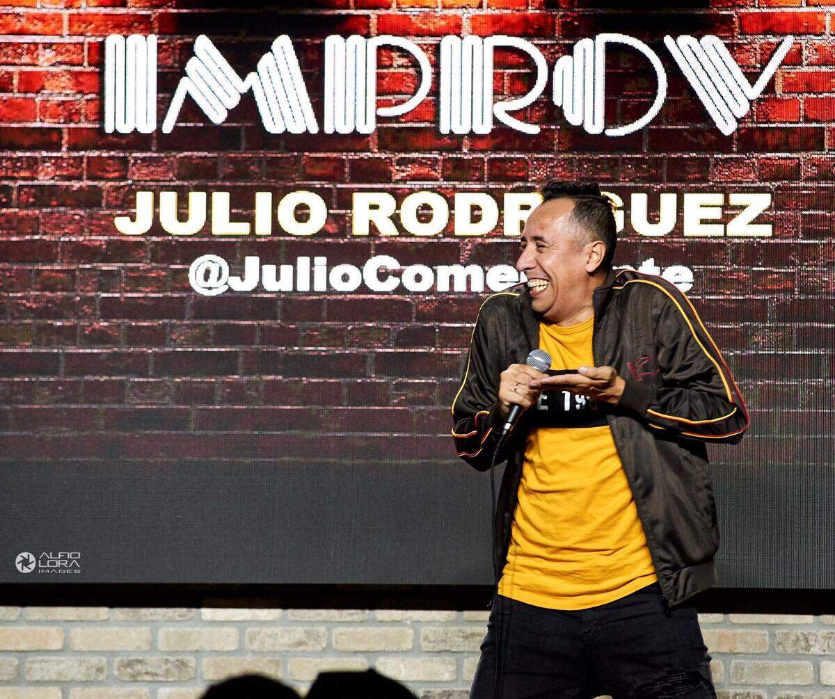 Julio Rodríguez dejó atrás una carrera de entretenimiento de 20 años en Colombia en el 2016 luego de que recibiera amenazas de muerte. En el 2019, comenzó a presentarse en el Miami Improv en Doral, el único club de comedia con una cartelera en español.