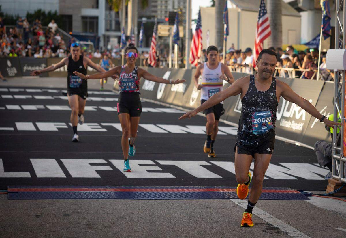 José Omas Botero cruza la línea de meta durante el Maratón de Miami, celebrado el 28 de enero de 2024.