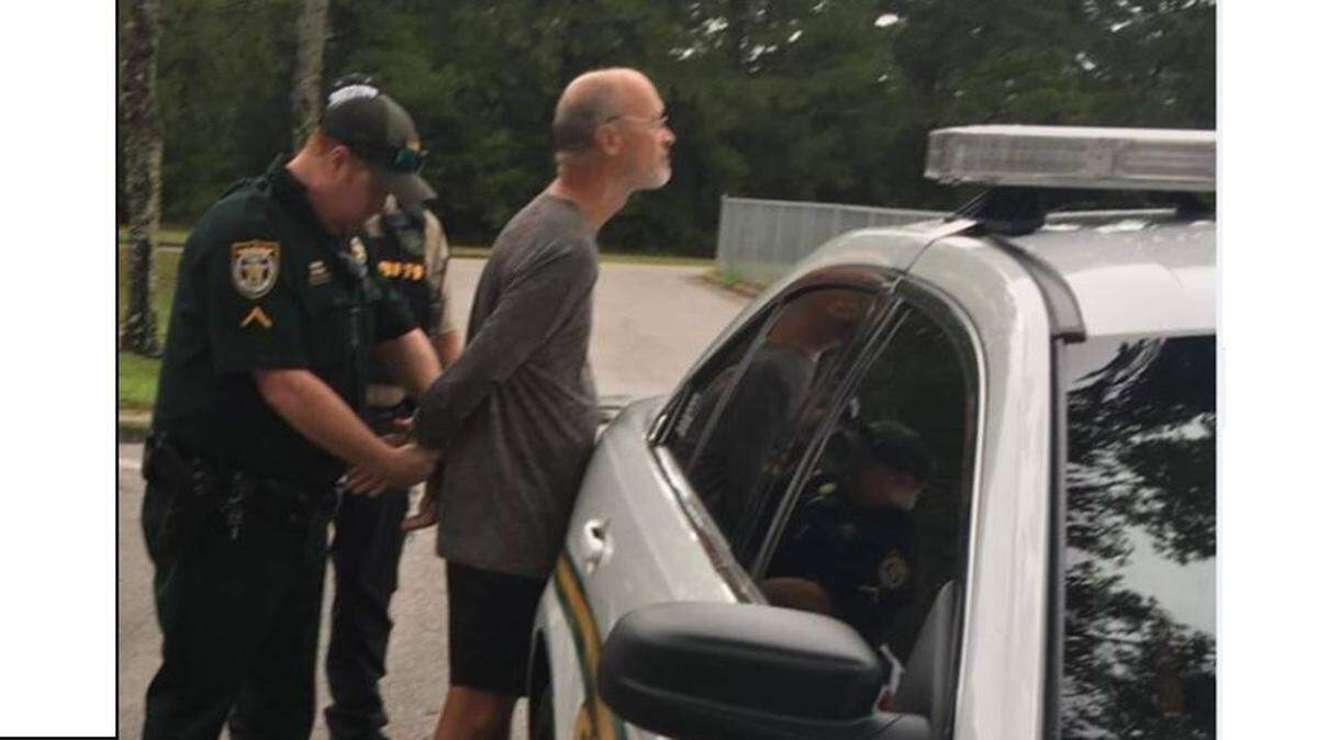 John Stapleton fue arrestado el jueves por la Policía del condado Okaloosa, al norte de Florida.