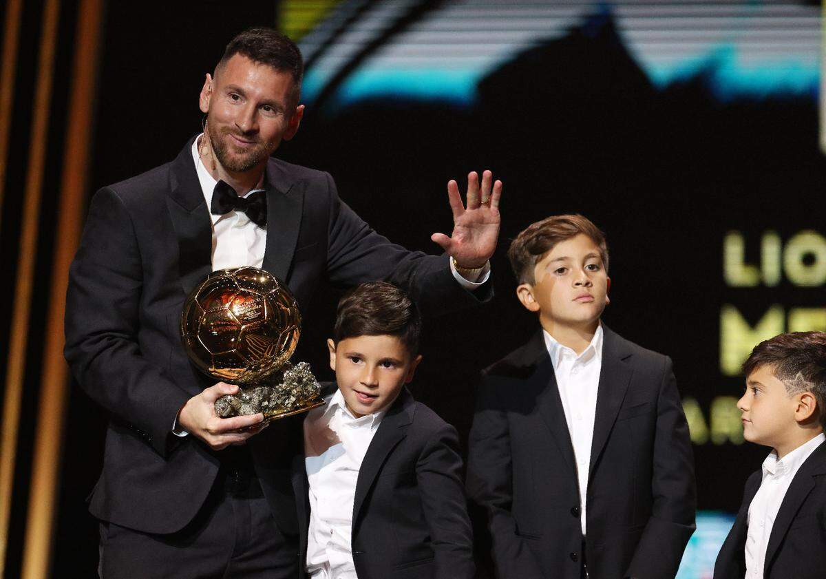 El delantero del Inter Miami Lionel Messi posa con su octavo Balón de Oro y sus tres hijos en la ceremonia efectuada el lunes 30 de octubre de 2023 en París.