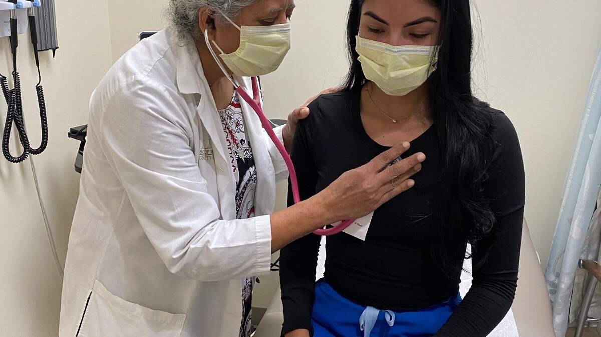 La Dra. Sandhu examina el corazón de la paciente Gabriella Fernández.