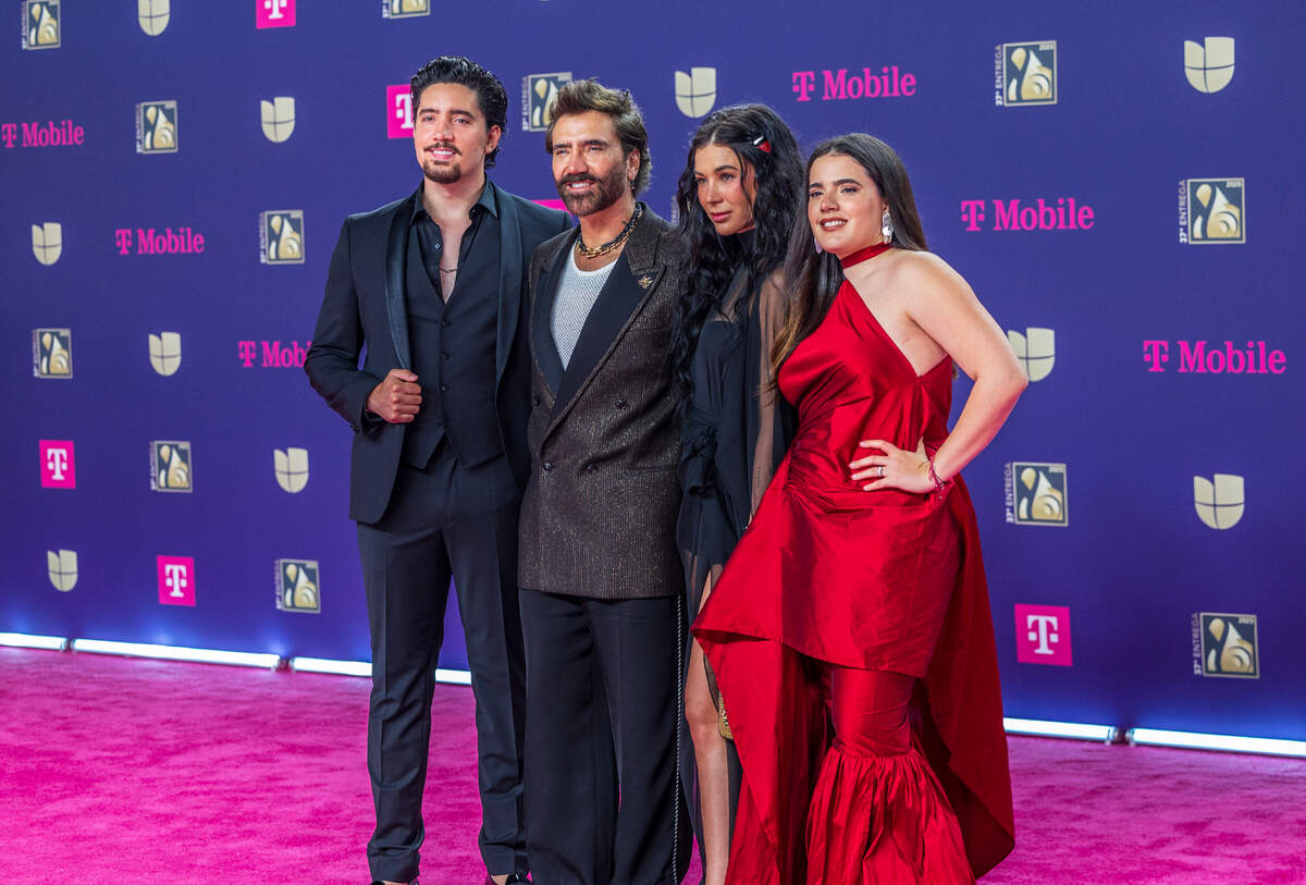 El artista mexicano Alejandro Fernández (segundo desde la izquierda) posa con su familia a su llegada a la alfombra magenta de Premio Lo Nuestro 2025, celebrado en el Kaseya Center, en Miami, el jueves 20 de febrero de 2025.