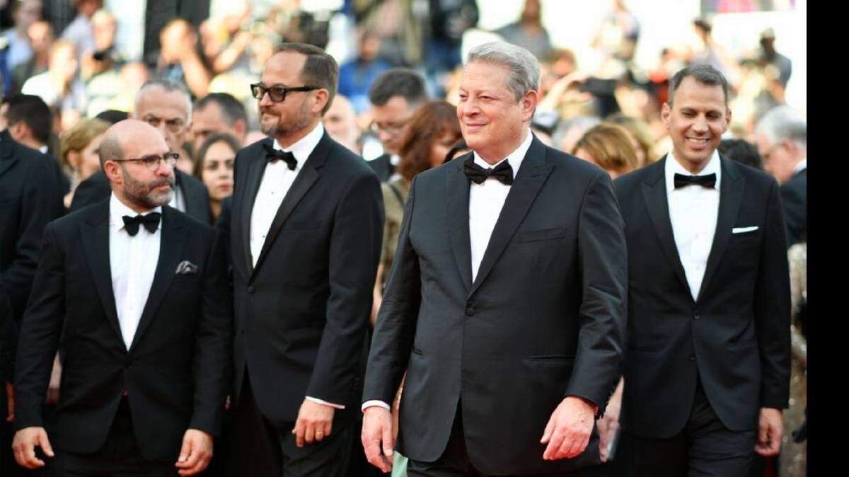 El ex vicepresidente estadounidense Al Gore (2ndR) llega el 22 de mayo de 2017 para la proyección de la película "Una consecuencia inconveniente: la verdad al poder" en la 70 edición del Festival de Cine de Cannes, en el sur de Francia. 