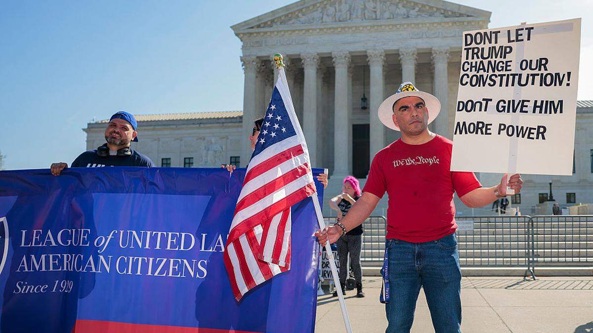 Michael Martínez se manifiesta frente a la Corte Suprema de Estados Unidos, a la espera de la llegada del presidente Donald Trump, el miércoles, 1 de abril de 2026, en Washington, DC. Sostiene un cartel que dice “No dejan que Trump cambie nuestra Constitución. No le den más poder”. La Corte Suprema está escuchando los argumentos orales en el caso “Trump vs. Barbara” para determinar si la orden ejecutiva del presidente Trump, que pone fin a la ciudadanía por derecho de nacimiento, es constitucional. Según los historiadores y la propia Corte, esta es la primera vez que un presidente en ejercicio asiste a los argumentos orales en el tribunal más alto de la nación.