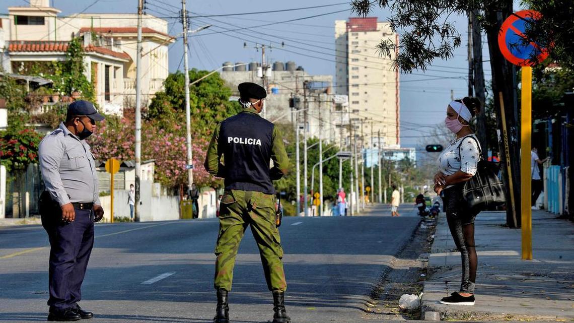 Agentes de policía en el barrio de El Carmelo en La Habana. Foto de archivo.