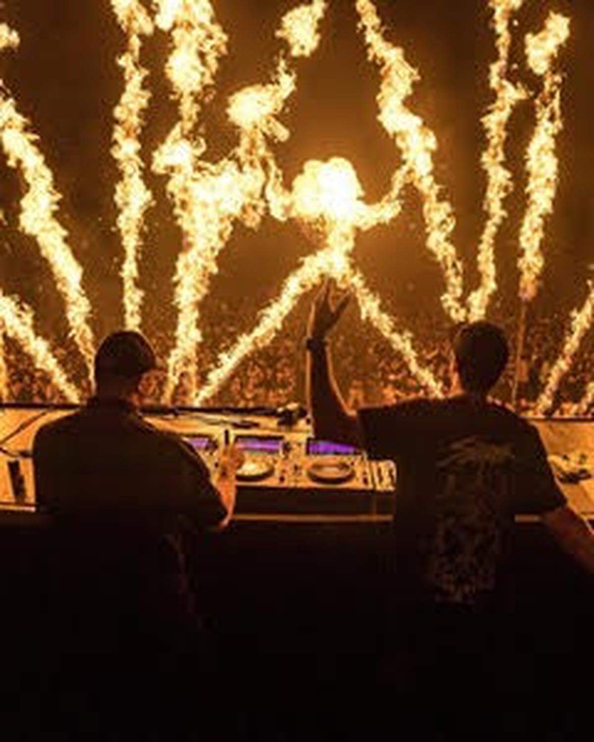Ultra atrae a miles de fanáticos que disfrutan de sets en vivo de las mayores estrellas del género y talentos emergentes.