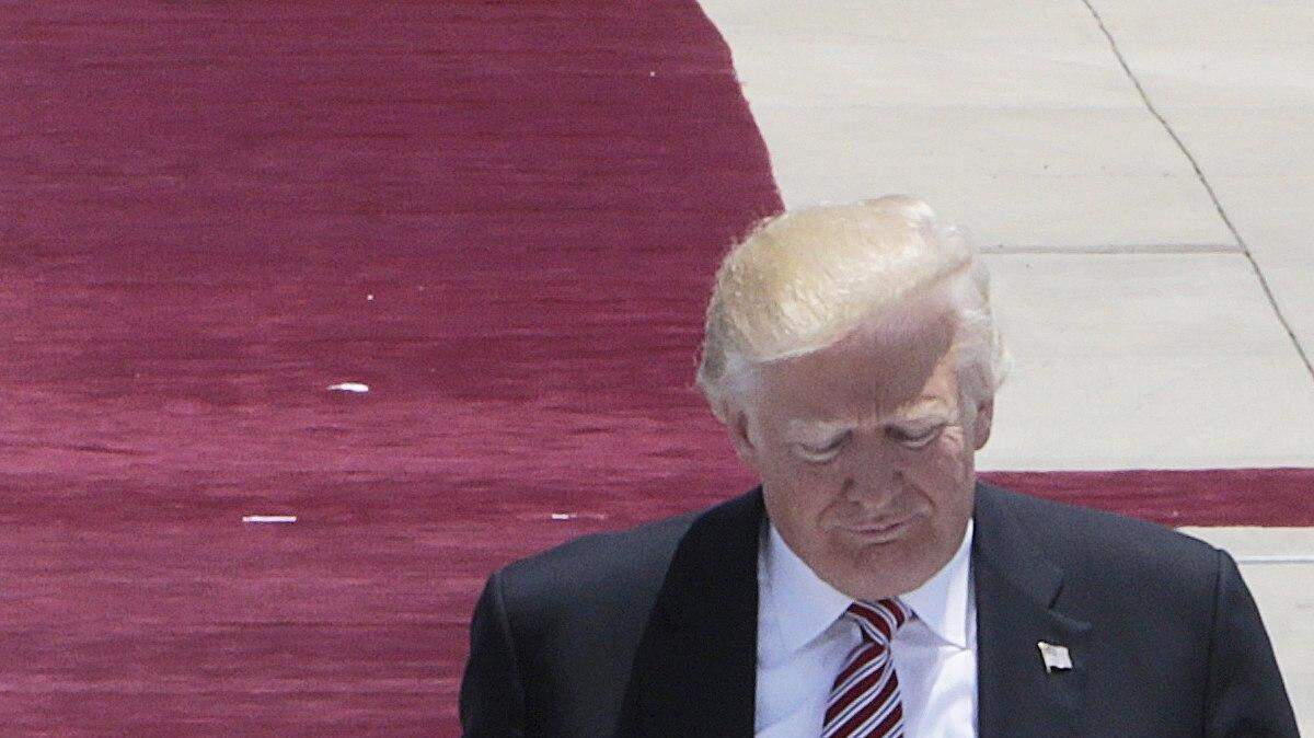  El presidente de los Estados Unidos, Donald Trump (i), ofrece un discurso junto al primer ministro israelí, Benjamin Netanyahu (d), y el presidente de Israel, Reuven Rivlin (c), a su llegada al aeropuerto Ben Gurion en Tel Aviv (Israel) el lunes 22 de mayo de 2017.