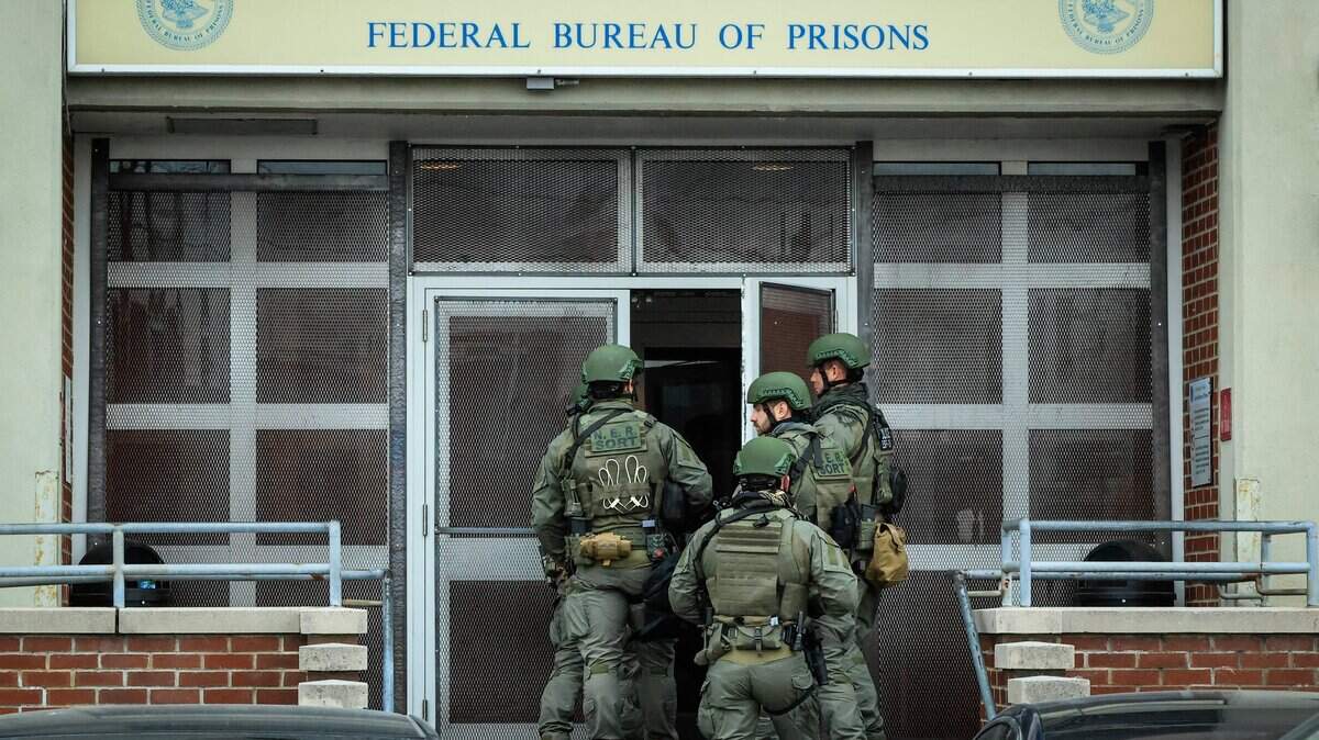 Agentes de la Oficina Federal de Prisiones llegan al Centro de Detención Metropolitano (Metropolitan Detention Center) en el distrito de Brooklyn, en la ciudad de Nueva York, donde se encuentra detenido el depuesto presidente venezolano Nicolás Maduro, el 5 de enero de 2026.