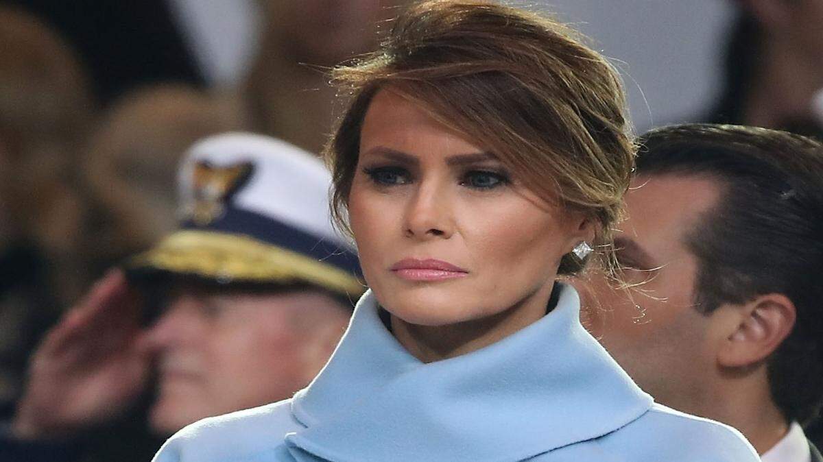 La primera dama Melania Trump (der.), junto a Ivanka Trump durante el desfile inaugural frente a la Casa Blanca el 20 de enero de 2017 en Washington, DC. 