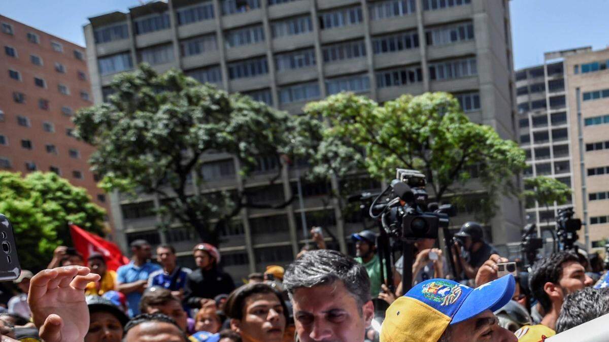 El presidente de la Asamblea Nacional, Julio Borges, se dirige a los agentes de la policía antimotines durante la protesta contra el gobierno de Nicolás Maduro, el martes en Caracas, Venezuela. 