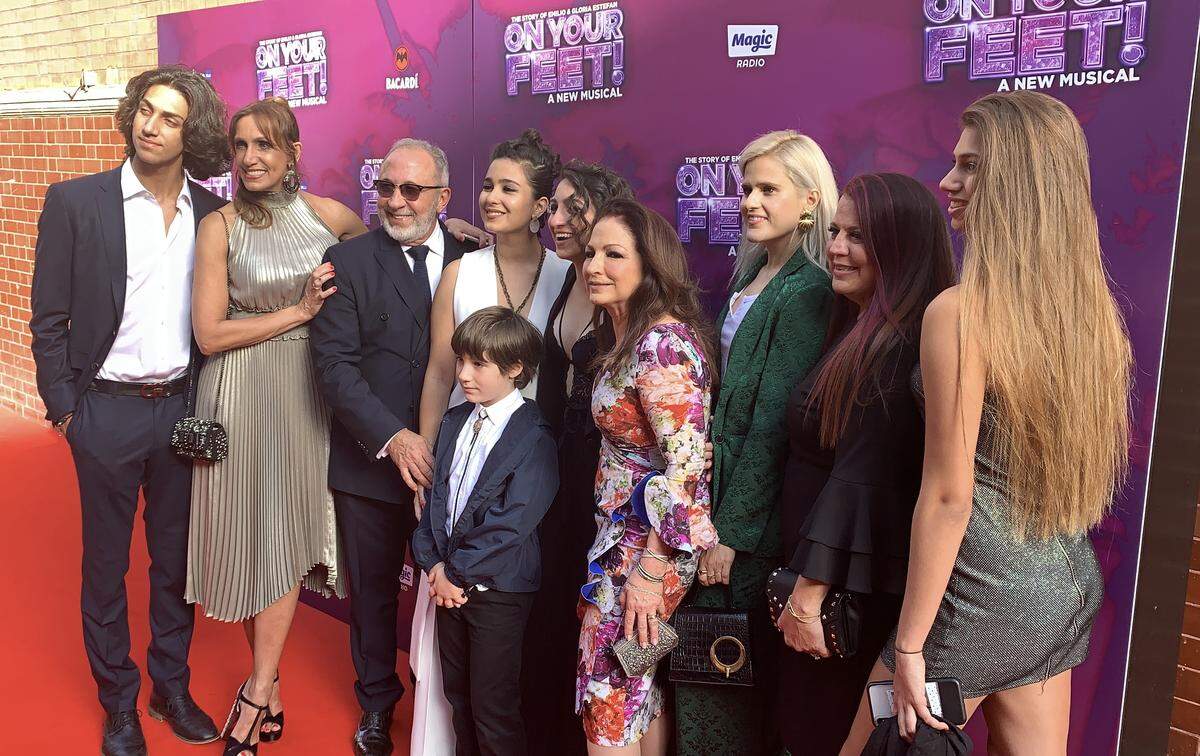 Gloria y Emilo Estefan posan con varios familares en la alfombra roja del London Coliseum durante el estreno del musical ‘On Your Feet’.