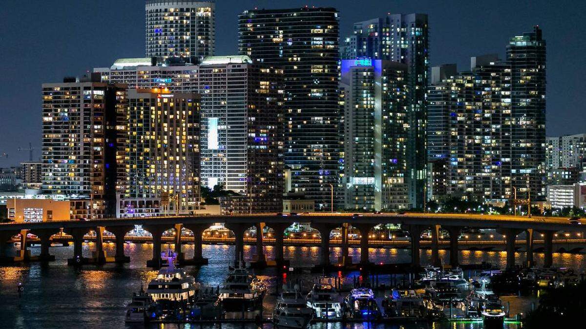 El Viaducto MacArthur y el downtown de Miami vistos desde el crucero Virgin Voyages Scarlet Lady en PortMiami el 28 de septiembre de 2021. MATIAS J. OCNER MOCNER@MIAMIHERALD.COM