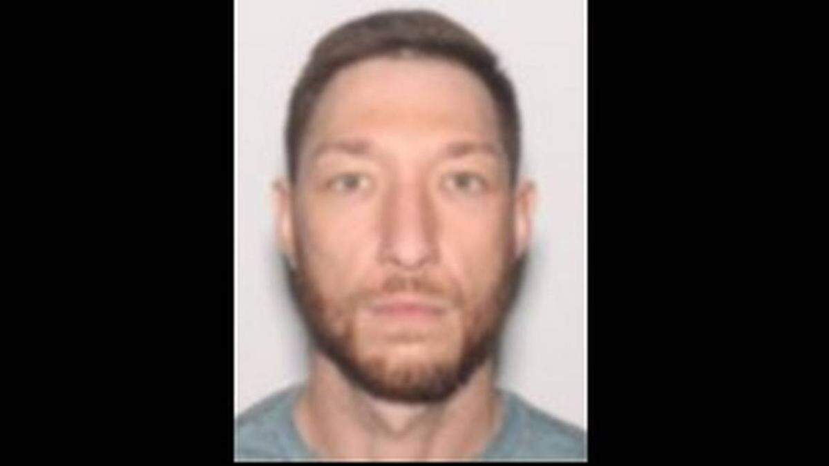 El vehículo está registrado a nombre de un hombre de 39 años llamado Timothy Bowman, de acuerdo con la policía. El lunes por la noche, la agencia dijo que el BMW fue visto por última vez en el área de Tampa.