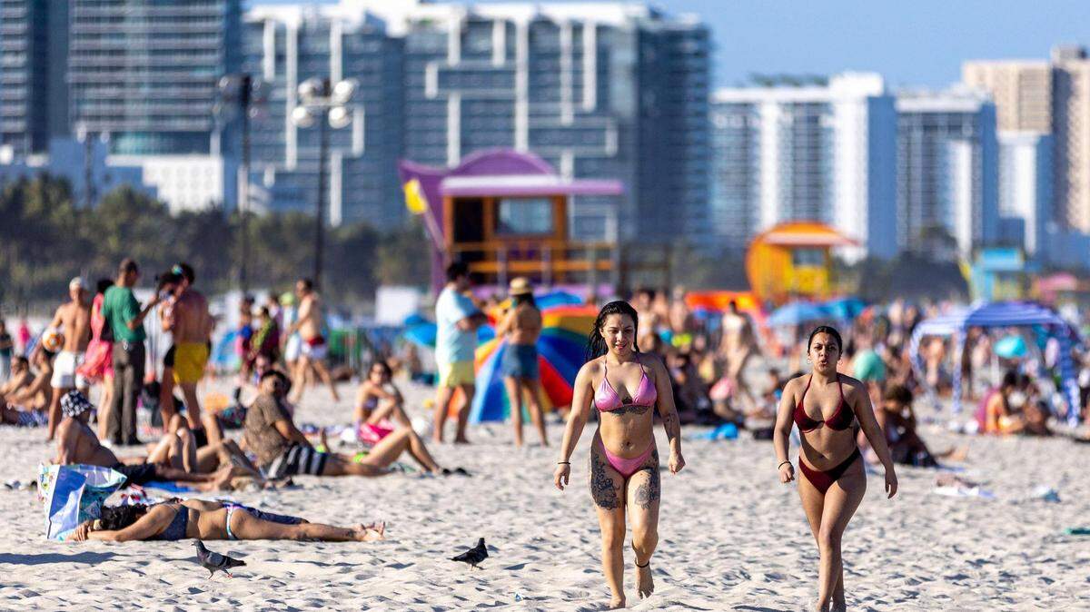 La gente disfrutando en South Beach durante la cuarta semana de las vacaciones de primavera en Miami Beach, Florida, el sábado 25 de marzo de 2023.