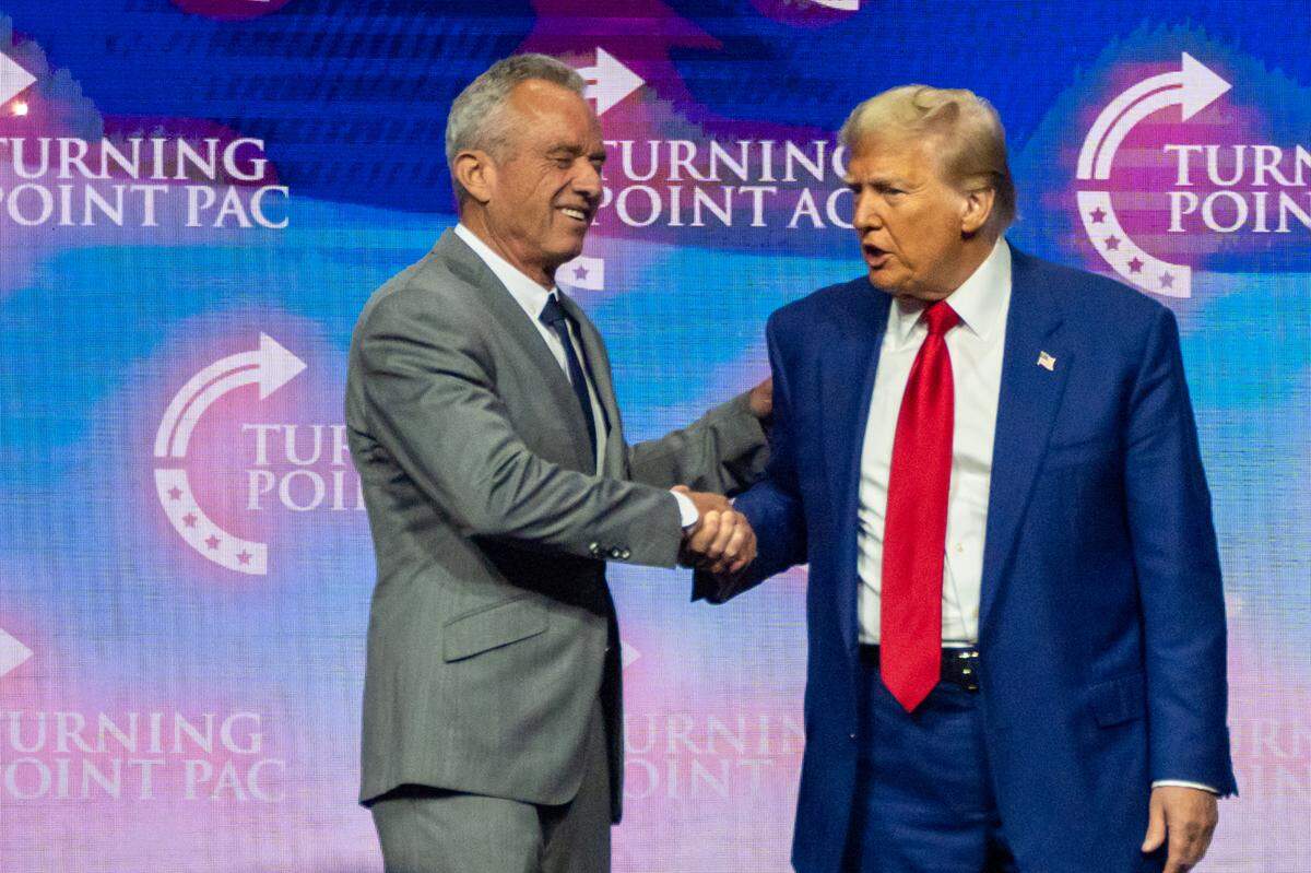 El expresidente Donald Trump (der.) y Robert F. Kennedy Jr. participan en un mitin en Duluth, Georgia, el 23 de octubre de 2024.