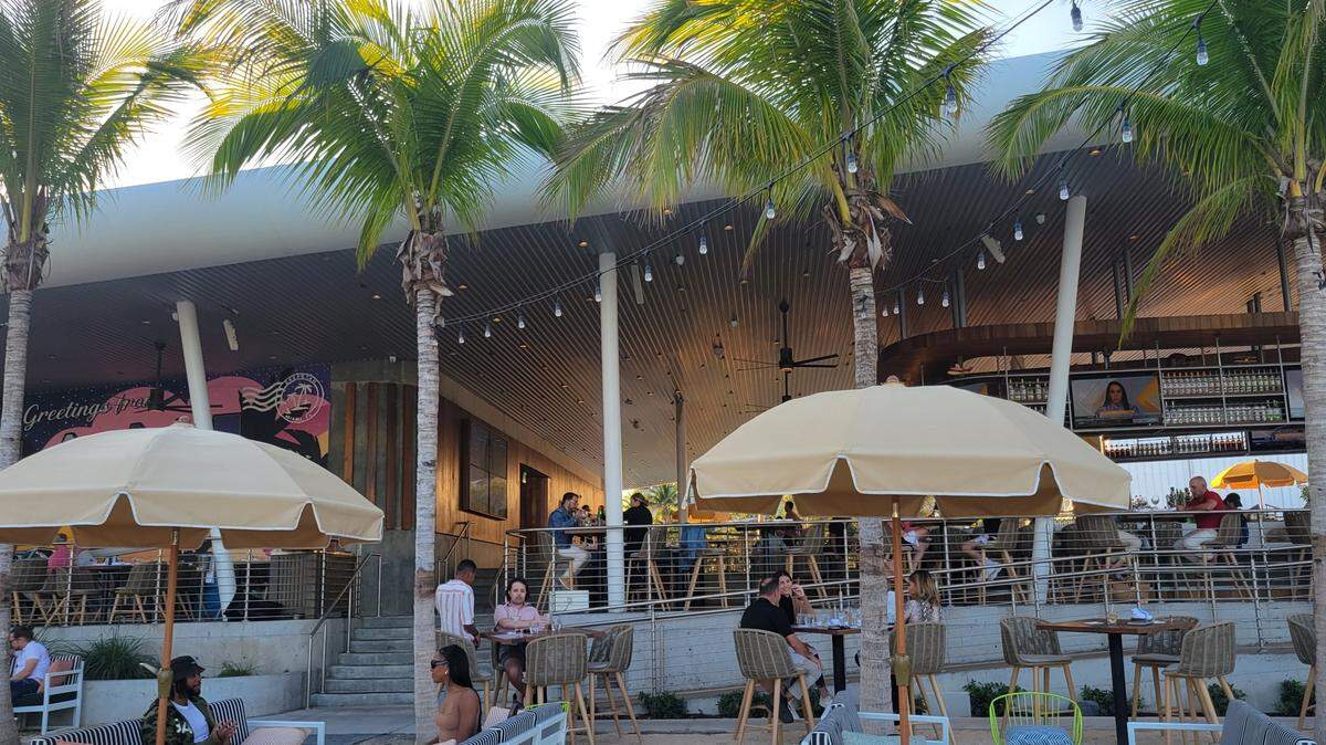 El nuevo restaurante Bayshore Club ofrecerá Craft-y Happy Hour and Bites acompañados de excelentes vistas al atardecer el viernes 24 de febrero.