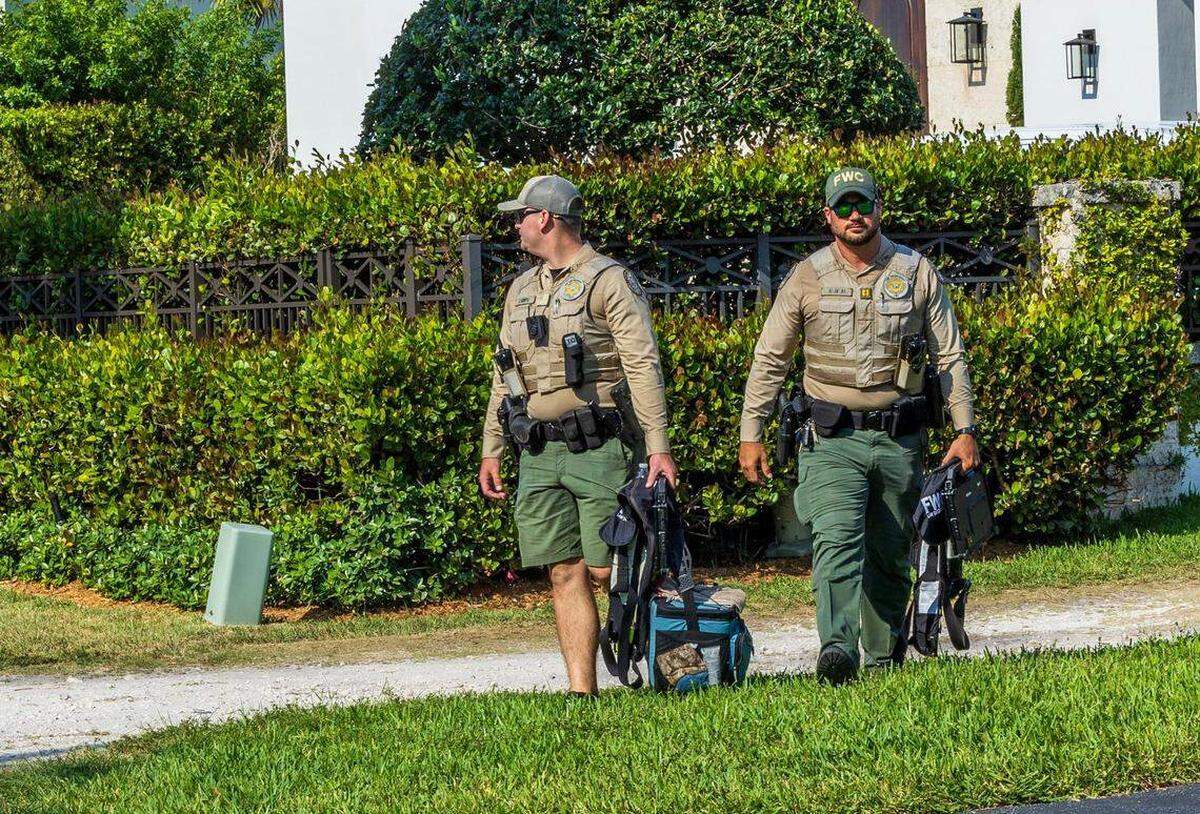 Agentes de la Comisión de Conservación de Pesca y Vida Silvestre de la Florida (FWC) salen de la casa de Carlos Guillermo “Bill” Alonso en Coral Gables, donde, según la policía, se localizó y confiscó el martes 14 de mayo de 2024 una embarcación que coincidía con la descripción de la que atropelló mortalmente a Ella Adler cerca del banco de arena de Nixon Beach el sábado 11 de mayo de 2024.