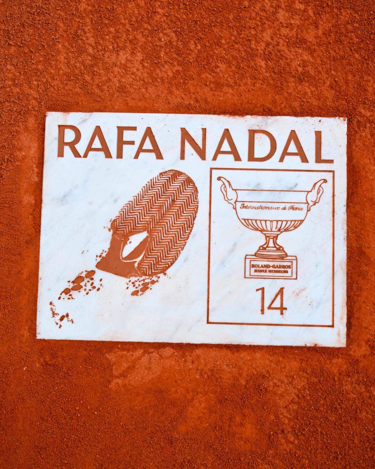 Placa en la pista central Philippe Chatrier de París donde se disputa el Roland Garros que inmortaliza los 14 títulos de Rafa Nadal.