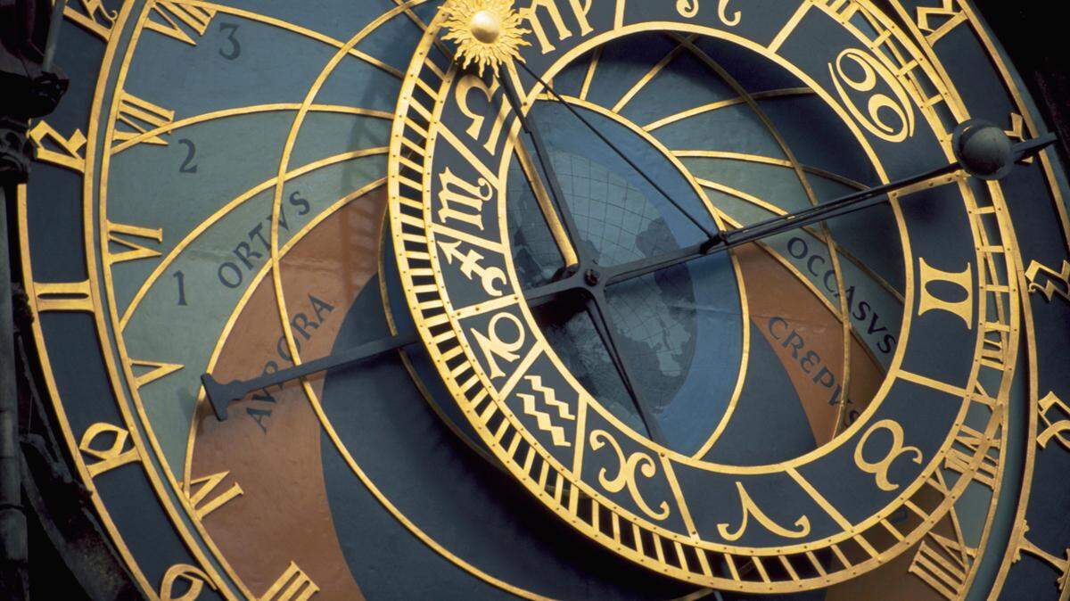 El reloj astronómico del siglo XV en el antiguo ayuntamiento de Praga indica la hora y las estaciones, y traza los movimientos del sol, la luna y las constelaciones del zodíaco.