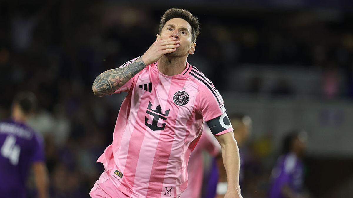 El astro del Inter Miami Lionel Messi celebra tras anotar el segundo gol del equipo durante el partido de la MLS entre Orlando City, el 1 de marzo de 2026 en Orlando, Florida.