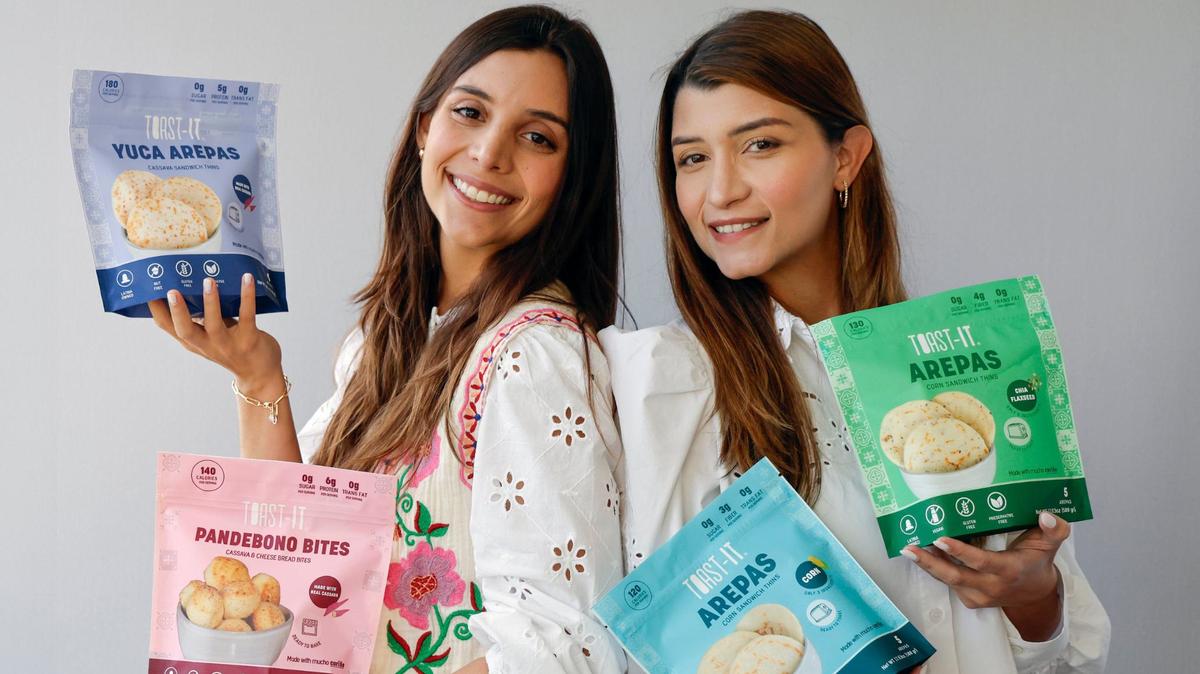 María Corina y María Fernanda Cabezas, fundadoras de la compañía de alimentos congelados TOAST-IT, en su oficina de Miami muestran las arepas, pandebono y otros productos de la cocina latinoamericana que se venden en 10 estados del país en Walmart, Publix, Whole Foods y Winn-Dixie. Las hermanas venezolanas ganaron una subvención de PepsiCo Greenhouse Accelerator Program: Juntos Crecemos.
