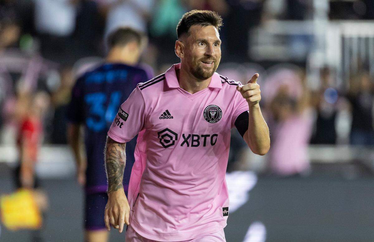 El delantero del Inter Miami Lionel Messi celebra tras anotar un gol ante Charlotte FC en el partido de cuartos de final de la Leagues Cup, celebrado el 11 de agosto de 2023 en el DRV PNK Stadium en Fort Lauderdale, Florida.