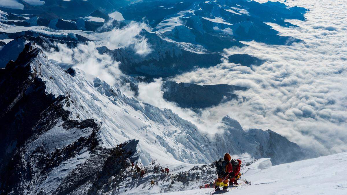Escaladores chinos escalan el Monte Qomolangma en la Región Autónoma de Xizang, en el suroeste de China, 24 de mayo de 2019.