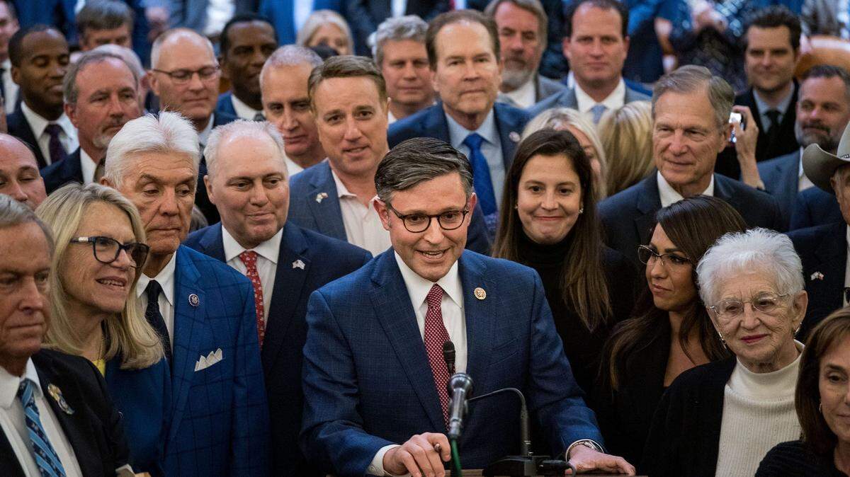 Los republicanos de la Cámara Baja de Estados Unidos eligieron este martes al representante Mike Johnson (centro) para ser su quinto nominado a presidente del órgano, después de que el anterior elegido, Tom Emmer, retirase su candidatura por no contar con apoyos suficientes entre sus colegas.
