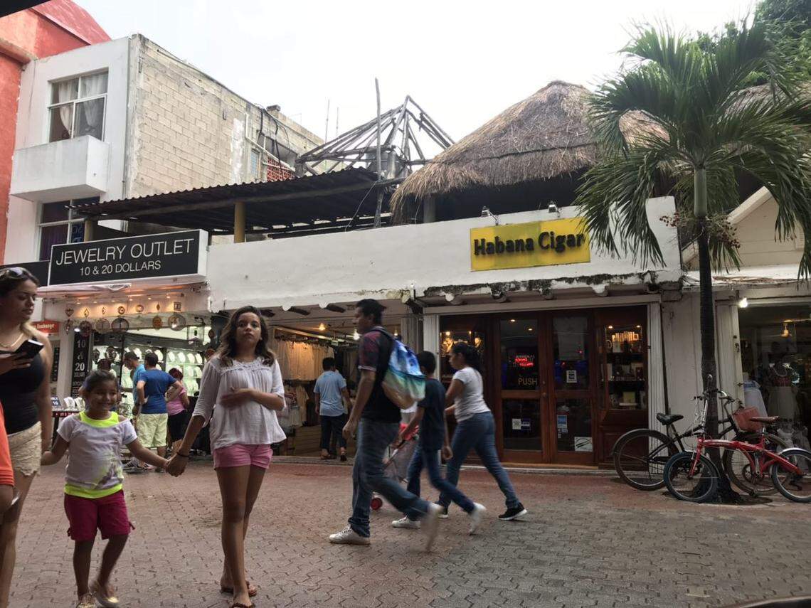 Vista de un negocio de tabacos cubanos en Playa del Carmen, Quintana Roo.