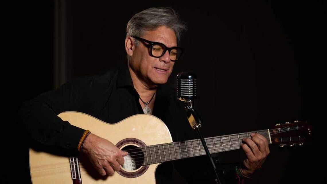 Juan Carlos Luces homenajea a Juan Gabriel en el Teatro Tower