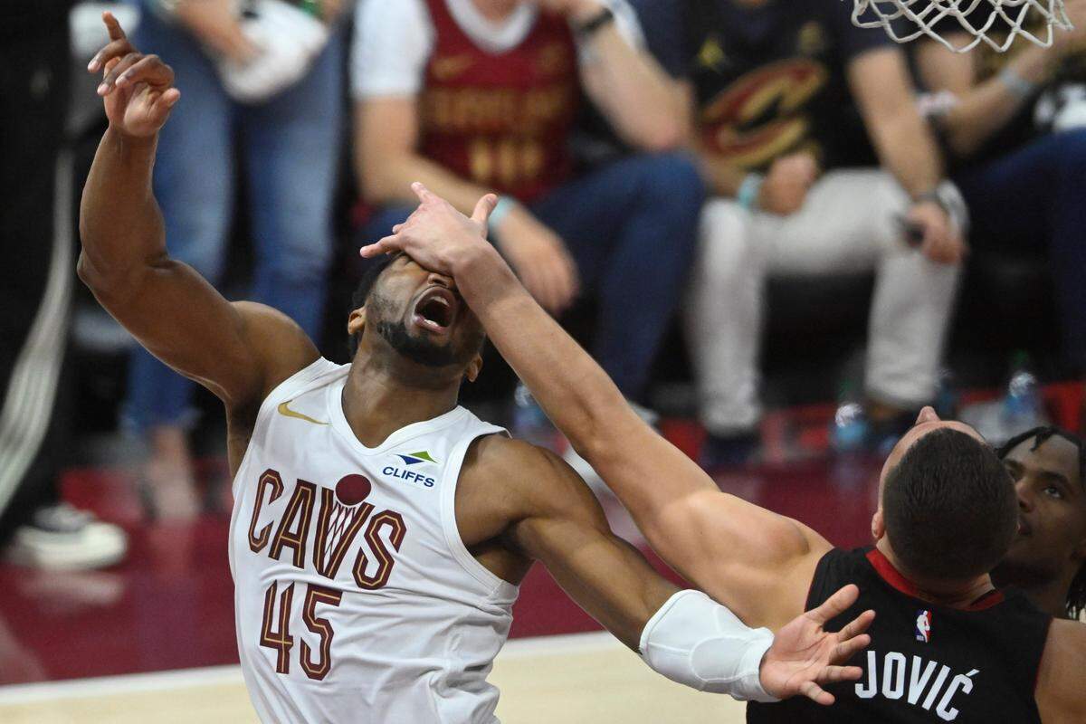 El jugador del Heat de Miami Nikola Jovic (der.) trata de detener a Donovan Mitchell, de los Cavaliers, en el último cuarto del segundo partido del playoff de la NBA celebrado el 23 de abril de 2025 en Cleveland.