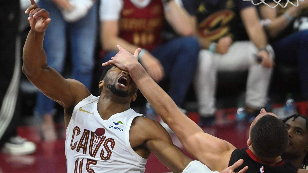 El jugador del Heat de Miami Nikola Jovic (der.) trata de detener a Donovan Mitchell, de los Cavaliers, en el último cuarto del segundo partido del playoff de la NBA celebrado el 23 de abril de 2025 en Cleveland.