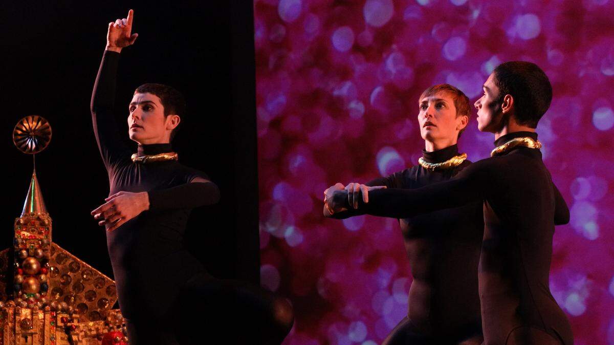 Meredith Barton, Isaiah González y Amy Trieger en “Abracadabra” de Brigid Baker. 