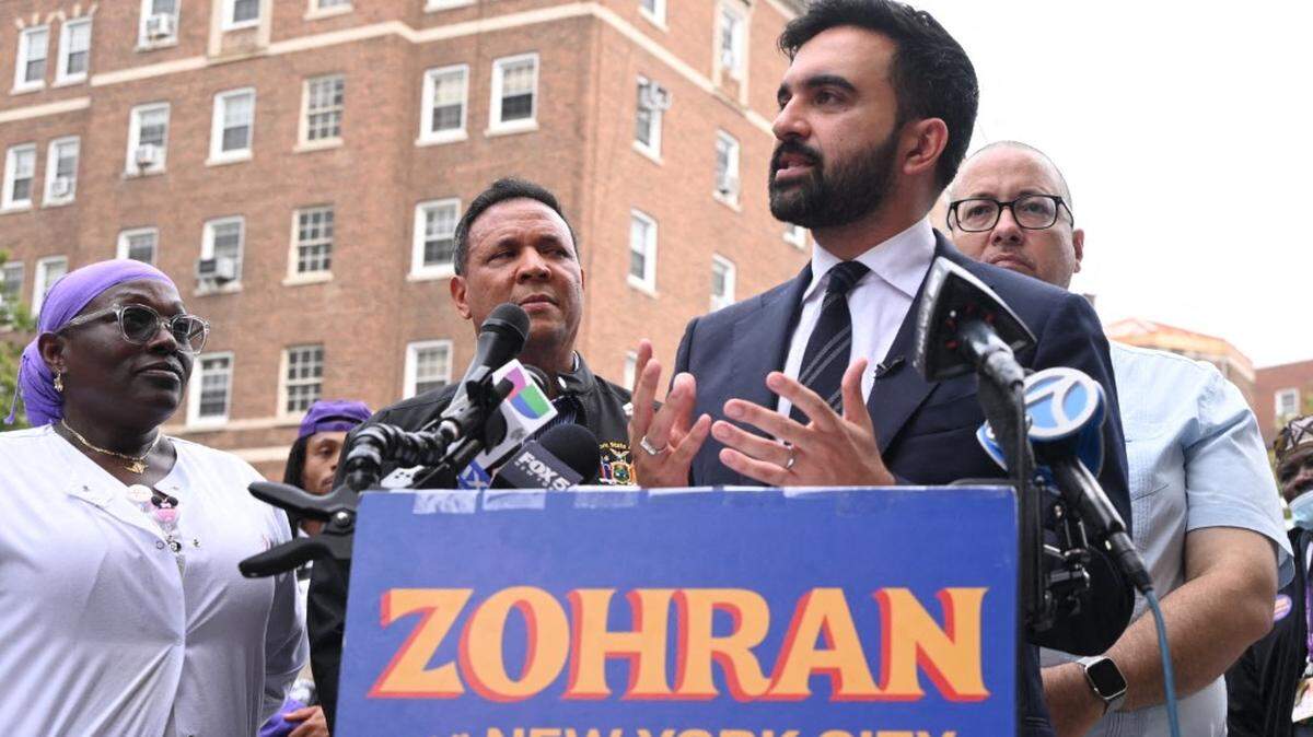 Zohran Mamdani, candidato demócrata a la alcaldía de Nueva York, participa en una rueda de prensa junto al sindicato 1199SEIU, que representa a más de 450,000 trabajadores de la salud, y denuncia los recortes de la administración Trump a fondos críticos de salud que amenazan el acceso de los neoyorquinos a una atención asequible, frente al Hospital St. Barnabas en el Bronx, Nueva York, Estados Unidos, el 24 de septiembre de 2025.
