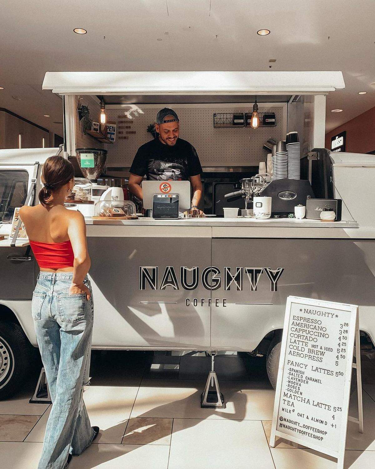 El Volkswagen de 1972 completamente restaurado por Naughty Coffee ofrece la merienda perfecta de café especial, té recién hecho o una variedad de sabrosos pasteles.