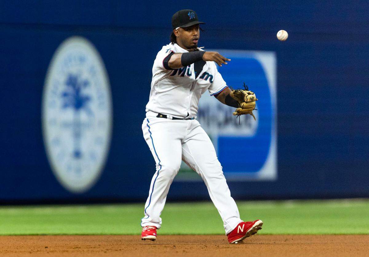 El tercera base de los Marlins Jean Segura realiza una jugada en el primer inning del partido ante los Reales de Kansas City, celebrado el 6 de junio de 2023 en Miami.