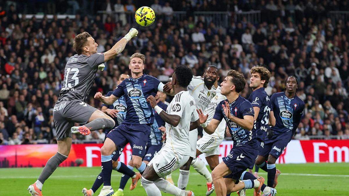 El portero del Celta Vigo Ionut Andrei Radu despeja el balón en el partido ante el Real Madrid, celebrado el 7 de diciembre de 2025 en el estadio Santiago Bernabéu en Madrid.
