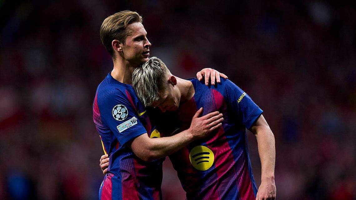 Los jugadores de Barcelona Frenkie de Jong (izq.) y Dani Olmo reaccionan tras la derrota ante el Atlético de Madrid, en el partido de vuelta de cuartos de final de la Liga de Campeones celebrado el 14 de abril de 2026 en Madrid.