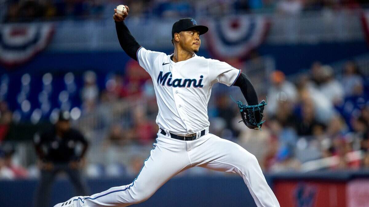 El abridor venezolano de los Marlins Elieser Hernández lanza en el primer inning del partido ante los Filis de Filadelfia, el 17 de abril de 2022 en Miami.