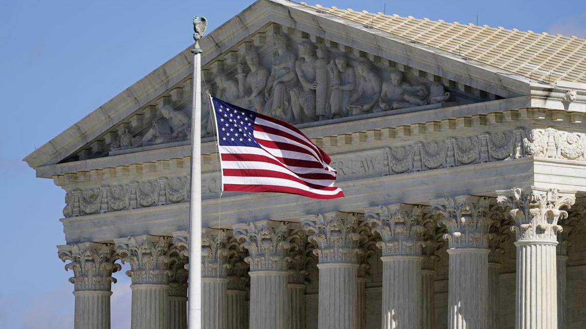 Una bandera estadounidense ondea frente al edificio de la Corte Suprema en Capitol Hill en Washington, el 2 de noviembre de 2020. (Foto AP/Patrick Semansky, archivo)