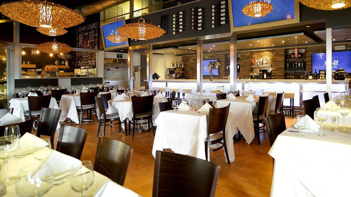 Interior del restaurante Marfil Bistro en Doral.