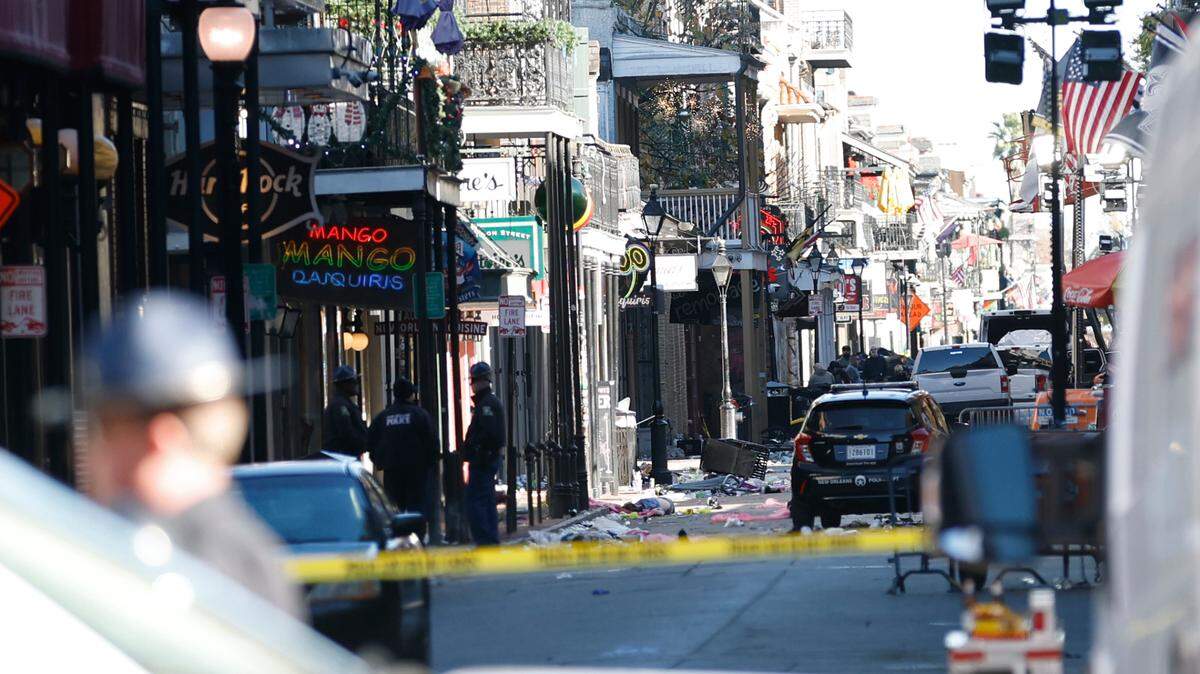 Vista de la calle Bourbon que muestra una camioneta blanca accidentada (a la derecha) tras un aparente ataque durante las celebraciones de Nochevieja en Nueva Orleans el 1 de enero de 2025.