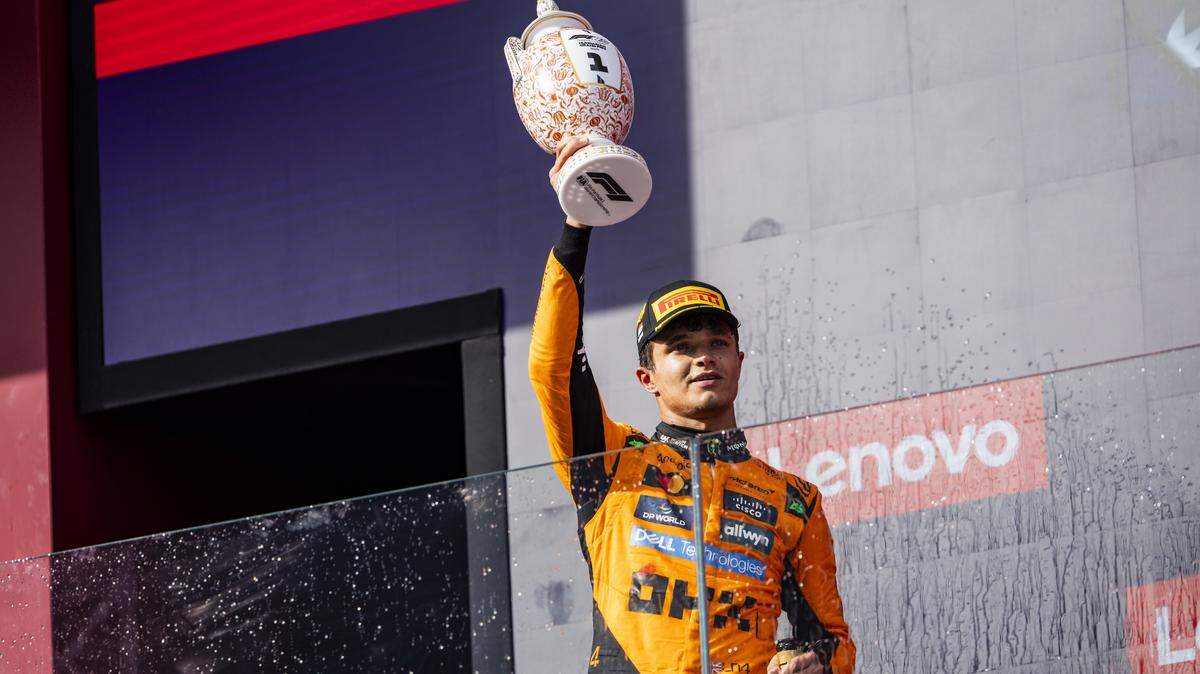 El piloto inglés Lando Norris logró una brillante victoria en el Gran Premio de Hungría de Fórmula 1, este domingo en el circuito de Hungaroring, en el que la escudería McLaren cosechó un nuevo doblete, con la segunda plaza para el australiano Oscar Piastri.