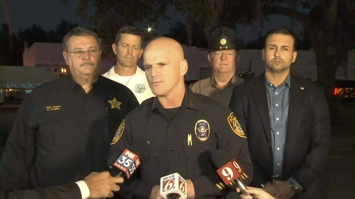 En esta imagen tomada de un video, el jefe de policía de Ocala, Mike Balken, da una actualización del tiroteo en un centro comercial que causó la muerte de un hombre, el sábado 23 de diciembre de 2023. 