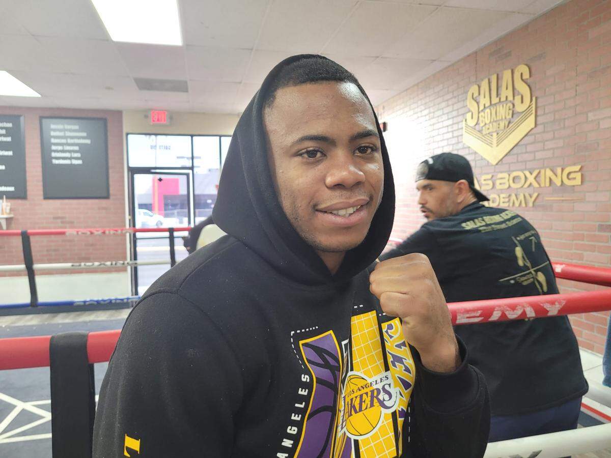 Cementerio y hospital, así es como Yoelvis Gómez llama a sus brazos. Con ambos se ha abierto paso en el mundo del boxeo profesional y espera convertirse en campeón mundial.