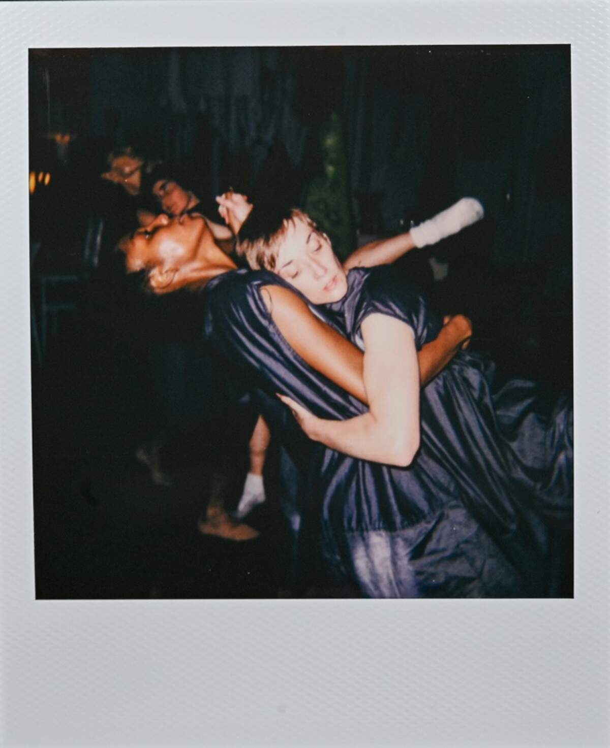 Los bailarines de brigid baker wholeproject (Arielle Francois y Amy Triger en primer plano).